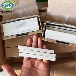 Trong gia công cơ khí, việc đánh dấu chính xác trên bề mặt vật liệu là bước quan trọng trước khi cắt, khoan, gia công hoặc lắp ráp. Một đường dấu rõ giúp người thợ xác định đúng vị trí cần thao tác. Vì vậy, dụng cụ đánh dấu cần có độ bám tốt, dễ sử dụng và tạo nét phù hợp với từng loại vật liệu. Phấn đá hay phấn đá cơ khí, phấn đá kỹ thuật,...là sản phẩm được sử dụng cho nhu cầu này. Với dạng thanh nhỏ, sản phẩm thuận tiện khi cầm trực tiếp và tạo đường đánh dấu trên nhiều bề mặt. Hình ảnh thực tế cho thấy phấn được đóng thành từng thanh, xếp gọn trong hộp carton để thuận tiện bảo quản và vận chuyển.