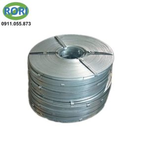Dây đai thép hay còn được gọi là đai thép đóng hàng, dây đai sắt buộc hàng, đai thép đóng gói,... Đây là phụ kiện rất phổ biến và thông dụng để đóng hàng, lưu trữ và vận chuyển các kiện hàng hóa. loại sản phẩm dây đai này đặc biệt phù hợp với các loại hàng hóa có kích thước và khối lượng lớn.