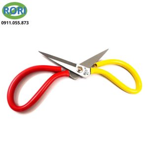 Kéo văn phòng KEO-2C-A1 hay kéo thủ công là loại kéo đa năng phù hợp cho các công việc cắt thường ngày tại văn phòng, gia đình và trường học. Thiết kế đơn giản giúp người dùng dễ thao tác. Kích thước vừa phải cũng thuận tiện khi cất giữ. Sản phẩm có kiểu dáng nổi bật với tay cầm màu đỏ và vàng. Phần lưỡi kéo được thiết kế dài, hỗ trợ nhanh và tương đối chính xác. Trọng lượng khoảng 150 g giúp kéo dễ cầm trong quá trình sử dụng.