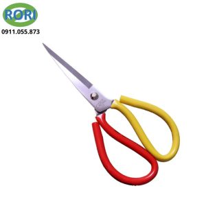 Kéo KEO-2C-D01 là mẫu kéo có thiết kế đơn giản, chắc chắn và dễ sử dụng. Sản phẩm phù hợp với nhiều công việc cắt trong gia đình, văn phòng và các nhu cầu thủ công hằng ngày. Do vậy, kéo còn được gọi bởi những cái tên kéo văn phòng, kéo thủ công, kéo gia dụng,...Lưỡi kéo được làm từ carbon. Tay cầm kết hợp thép và ống nhựa. Thiết kế hai màu đỏ - vàng tạo điểm nhấn, đồng thời giúp sản phẩm dễ nhận biết khi sử dụng.