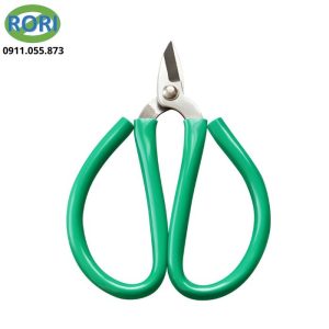 Kéo cắt đa năng lưỡi ngắn với mã sản phẩm KMN-1440 có thiết kế nhỏ gọn và phần lưỡi ngắn, sắc bén. Sản phẩm phù hợp cho các công việc cắt dây, làm đồ thủ công và gia công chi tiết nhỏ nên còn được biết đến với những cái tên như kéo mini, kéo thủ công,... Lưỡi kéo được xử lý nhiệt để tăng độ cứng và độ bền. Tay cầm có lớp bọc màu xanh, tạo cảm giác chắc tay khi sử dụng. Kích thước gọn cũng giúp thao tác thuận tiện trong thời gian dài.