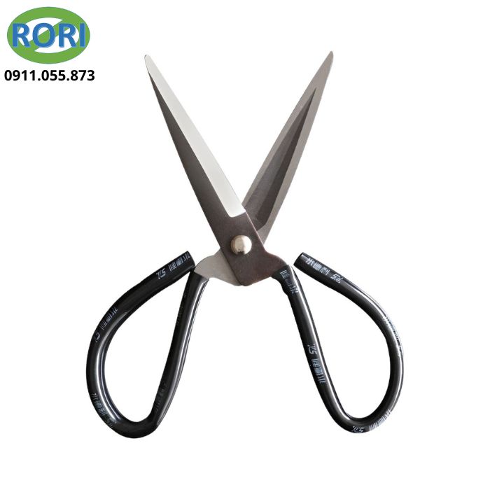 Kéo thủ công KEO-A3 hay kéo văn phòng là dụng cụ kéo đa năng phù hợp cho các công việc gia đình, văn phòng và làm đồ thủ công. Đây là loại kéo cắt cầm tay có thiết kế chắc chắn, kích thước vừa tay và dễ sử dụng trong nhiều tình huống. Phần lưỡi được làm từ thép carbon. Tay cầm bằng thép giúp tạo cảm xúc cầm chắc khi thao tác. Thiết kế đơn giản cũng giúp sản phảm dễ bảo quản sau khi sử dụng.