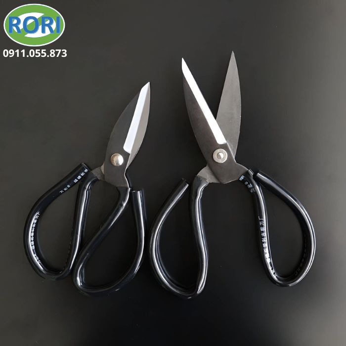 Kéo thủ công KEO-A3 hay kéo văn phòng là dụng cụ kéo đa năng phù hợp cho các công việc gia đình, văn phòng và làm đồ thủ công. Đây là loại kéo cắt cầm tay có thiết kế chắc chắn, kích thước vừa tay và dễ sử dụng trong nhiều tình huống. Phần lưỡi được làm từ thép carbon. Tay cầm bằng thép giúp tạo cảm xúc cầm chắc khi thao tác. Thiết kế đơn giản cũng giúp sản phảm dễ bảo quản sau khi sử dụng.