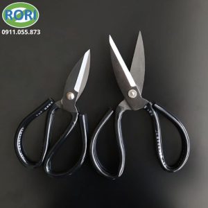 Kéo gia dụng KEO-A1 là dụng cụ cắt có thiết kế chắc chắn, phù hợp cho nhiều công việc trong gia đình. Sản phẩm sở hữu lưỡi kéo bằng thép carbon và tay cầm bằng thép. Thiết kế đơn giản giúp thao tác nhanh và dễ kiểm soát. Với chiều dài tổng thể khoảng 21 cm và lưỡi dài khoảng 8 cm, sản phẩm có kích thước vừa tay. Trọng lượng khoảng 177 g, thuận tiện cho việc sử dụng và bảo quản.