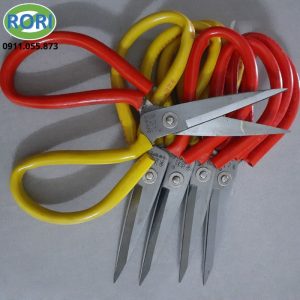 Kéo KEO-2C-D01 là mẫu kéo có thiết kế đơn giản, chắc chắn và dễ sử dụng. Sản phẩm phù hợp với nhiều công việc cắt trong gia đình, văn phòng và các nhu cầu thủ công hằng ngày. Do vậy, kéo còn được gọi bởi những cái tên kéo văn phòng, kéo thủ công, kéo gia dụng,...Lưỡi kéo được làm từ carbon. Tay cầm kết hợp thép và ống nhựa. Thiết kế hai màu đỏ - vàng tạo điểm nhấn, đồng thời giúp sản phẩm dễ nhận biết khi sử dụng.