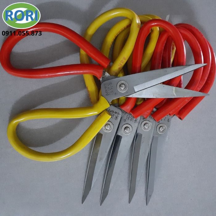 Kéo KEO-2C-D01 là mẫu kéo có thiết kế đơn giản, chắc chắn và dễ sử dụng. Sản phẩm phù hợp với nhiều công việc cắt trong gia đình, văn phòng và các nhu cầu thủ công hằng ngày. Do vậy, kéo còn được gọi bởi những cái tên kéo văn phòng, kéo thủ công, kéo gia dụng,...Lưỡi kéo được làm từ carbon. Tay cầm kết hợp thép và ống nhựa. Thiết kế hai màu đỏ - vàng tạo điểm nhấn, đồng thời giúp sản phẩm dễ nhận biết khi sử dụng.