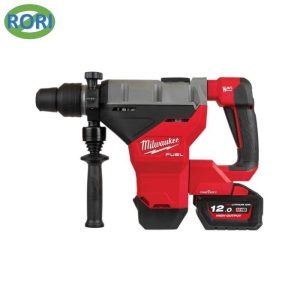 Máy khoan búa M18 FHM là dòng máy khoan búa SDS-Max không dây thuộc hệ M18 FUEL™. Thiết bị được phát triển cho các công việc khoan và đục phá bê tông yêu cầu hiệu suất cao. M18 FHM của Milwaukee kết hợp sức mạnh của nền tảng M18™ với khả năng di chuyển linh hoạt khi làm việc tại công trường. Thiết kế của máy hướng đến người dùng chuyên nghiệp. Thân máy chắc chắn và tay cầm phụ giúp kiểm soát thiết bị tốt hơn trong quá trình thao tác.
