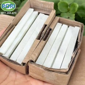 Trong gia công cơ khí, việc đánh dấu chính xác trên bề mặt vật liệu là bước quan trọng trước khi cắt, khoan, gia công hoặc lắp ráp. Một đường dấu rõ giúp người thợ xác định đúng vị trí cần thao tác. Vì vậy, dụng cụ đánh dấu cần có độ bám tốt, dễ sử dụng và tạo nét phù hợp với từng loại vật liệu. Phấn đá hay phấn đá cơ khí, phấn đá kỹ thuật,...là sản phẩm được sử dụng cho nhu cầu này. Với dạng thanh nhỏ, sản phẩm thuận tiện khi cầm trực tiếp và tạo đường đánh dấu trên nhiều bề mặt. Hình ảnh thực tế cho thấy phấn được đóng thành từng thanh, xếp gọn trong hộp carton để thuận tiện bảo quản và vận chuyển.