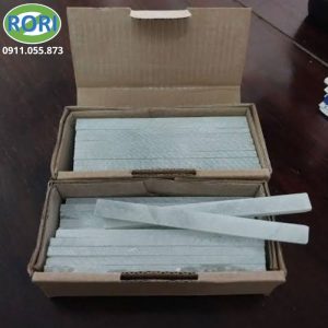 Trong gia công cơ khí, việc đánh dấu chính xác trên bề mặt vật liệu là bước quan trọng trước khi cắt, khoan, gia công hoặc lắp ráp. Một đường dấu rõ giúp người thợ xác định đúng vị trí cần thao tác. Vì vậy, dụng cụ đánh dấu cần có độ bám tốt, dễ sử dụng và tạo nét phù hợp với từng loại vật liệu. Phấn đá hay phấn đá cơ khí, phấn đá kỹ thuật,...là sản phẩm được sử dụng cho nhu cầu này. Với dạng thanh nhỏ, sản phẩm thuận tiện khi cầm trực tiếp và tạo đường đánh dấu trên nhiều bề mặt. Hình ảnh thực tế cho thấy phấn được đóng thành từng thanh, xếp gọn trong hộp carton để thuận tiện bảo quản và vận chuyển.