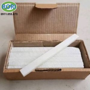 Trong gia công cơ khí, việc đánh dấu chính xác trên bề mặt vật liệu là bước quan trọng trước khi cắt, khoan, gia công hoặc lắp ráp. Một đường dấu rõ giúp người thợ xác định đúng vị trí cần thao tác. Vì vậy, dụng cụ đánh dấu cần có độ bám tốt, dễ sử dụng và tạo nét phù hợp với từng loại vật liệu. Phấn đá hay phấn đá cơ khí, phấn đá kỹ thuật,...là sản phẩm được sử dụng cho nhu cầu này. Với dạng thanh nhỏ, sản phẩm thuận tiện khi cầm trực tiếp và tạo đường đánh dấu trên nhiều bề mặt. Hình ảnh thực tế cho thấy phấn được đóng thành từng thanh, xếp gọn trong hộp carton để thuận tiện bảo quản và vận chuyển.