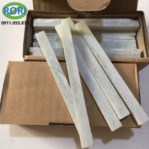 Trong gia công cơ khí, việc đánh dấu chính xác trên bề mặt vật liệu là bước quan trọng trước khi cắt, khoan, gia công hoặc lắp ráp. Một đường dấu rõ giúp người thợ xác định đúng vị trí cần thao tác. Vì vậy, dụng cụ đánh dấu cần có độ bám tốt, dễ sử dụng và tạo nét phù hợp với từng loại vật liệu. Phấn đá hay phấn đá cơ khí, phấn đá kỹ thuật,...là sản phẩm được sử dụng cho nhu cầu này. Với dạng thanh nhỏ, sản phẩm thuận tiện khi cầm trực tiếp và tạo đường đánh dấu trên nhiều bề mặt. Hình ảnh thực tế cho thấy phấn được đóng thành từng thanh, xếp gọn trong hộp carton để thuận tiện bảo quản và vận chuyển.