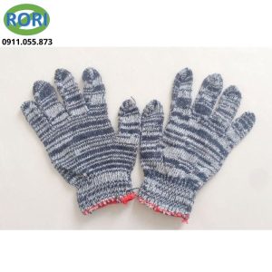 Trong quá trình lao động, đôi tay thường xuyên tiếp xúc với nhiều loại vật liệu và bề mặt khác nhau. Sử dụng găng tay phù hợp giúp hỗ trợ bảo vệ và tạo sự thuận tiện khi thao tác. Găng tay muối tiêu 40g là loại găng tay vải đáng cân nhắc cho các công việc phổ thông. Thiết kế dạng sợi dệt giúp người dùng dễ dàng mang vào và tháo ra. Sản phẩm phù hợp với nhiều môi trường làm việc không yêu cầu khả năng bảo vệ chuyên dụng. Do vậy, sản phẩm còn được biết đến là găng tay bảo hộ, găng tay lao động,...