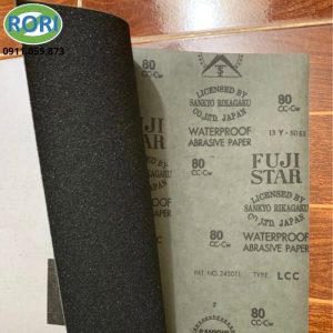 Trong các công việc gia công và sửa chữa, lựa chọn vật liệu mài phù hợp giúp quá trình xử lý thuận tiện hơn. Giấy nhám Fuji là sản phẩm đáng tham khảo cho những nhu cầu chà nhám, làm phẳng và chuẩn bị bề mặt trước khi hoàn thiện. Sản phẩm với thiết kế dạng giấy nhám tờ thuộc thương hiệu Fuji star của Sankyo Rikagaky, có xuất xứ Nhật Bản. Với thiết kế dạng tờ cùng lớp hạt mài Aluminium Oxide, đây là giấy nhám mịn hay giấy nhám đánh bóng đáp ứng nhiều yêu cầu xử lý bề mặt trong thực tế.