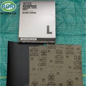     Trong quá trình gia công và hoàn thiện gỗ, lựa chọn giấy nhám phù hợp giúp bề mặt đạt độ nhắn theo yêu cầu. Giấy nhám chà gỗ LFJ-P800 thuộc dòng giấy nhám Fuji Star của Sankyo Pikagaku, có cấp hạt P800. Giấy nhám mịn phù hợp để tham khảo cho các công đoạn xử lý bề mặt cần độ mịn cao. Với thiết kế dạng tờ và kích thước 230 x 280 mm, giấy nhám tờ thuận tiện cho thao tác thủ công cho nhiều công việc gia công. Sản phẩm thuộc loại giấy nhám nước.