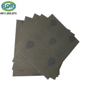Trong gia công và sửa chữa, xử lý bề mặt là bước quan trọng để nâng cao chất lượng thành phẩm. Lựa chọn vật liệu mài phù hợp giúp bề mặt đồng đều và đáp ứng yêu cầu hoàn thiện. Giấy nhám đánh bóng Kovax là loại giấy nhám nước đáng cân nhắc cho các công việc chà nhám, xử lý vết xước và chuẩn bị bề mặt trước khi sơn hoặc đánh bóng. Sản phẩm có dạng giấy nhám tờ.