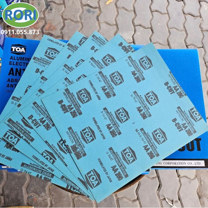 Trong các công việc gia công, sửa chữa và hoàn thiện bề mặt, việc lựa chọn đúng loại giấy nhám giúp tiết kiệm thời gian và nâng cao chất lượng thành phẩm. Giấy nhám khô N-TOA-P120 là sản phẩm phù hợp cho những công đoạn cần xử lý bề mặt nhanh, loại bỏ lớp vật liệu thừa và tạo độ phẳng trước khi chuyển sang bước hoàn thiện. Sản phẩm có dạng giấy nhám tờ, thuận tiện khi sử dụng thủ công. Với độ hạt P120, sản phẩm phù hợp để xử lý các bề mặt còn nhiều khuyết điểm hoặc cần tạo độ nhám trước khi sơn, phủ hoặc hoàn thiện...