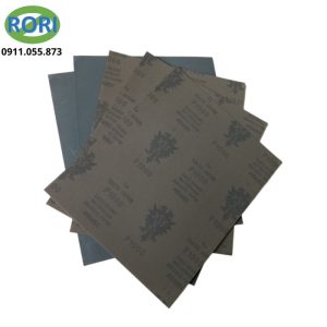 Trong gia công và sửa chữa, xử lý bề mặt là bước quan trọng để nâng cao chất lượng thành phẩm. Lựa chọn vật liệu mài phù hợp giúp bề mặt đồng đều và đáp ứng yêu cầu hoàn thiện. Giấy nhám đánh bóng Kovax là loại giấy nhám nước đáng cân nhắc cho các công việc chà nhám, xử lý vết xước và chuẩn bị bề mặt trước khi sơn hoặc đánh bóng. Sản phẩm có dạng giấy nhám tờ.