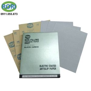 Trong các công việc gia công, sửa chữa và hoàn thiện bề mặt, việc lựa chọn đúng loại giấy nhám giúp tiết kiệm thời gian và nâng cao chất lượng thành phẩm. Giấy nhám khô N-TOA-P120 là sản phẩm phù hợp cho những công đoạn cần xử lý bề mặt nhanh, loại bỏ lớp vật liệu thừa và tạo độ phẳng trước khi chuyển sang bước hoàn thiện. Sản phẩm có dạng giấy nhám tờ, thuận tiện khi sử dụng thủ công. Với độ hạt P120, sản phẩm phù hợp để xử lý các bề mặt còn nhiều khuyết điểm hoặc cần tạo độ nhám trước khi sơn, phủ hoặc hoàn thiện.