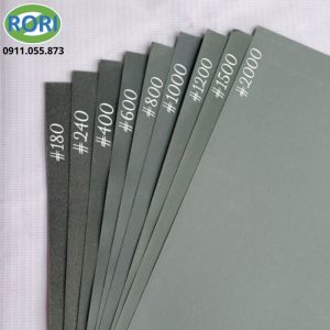 Trong gia công và sửa chữa, xử lý bề mặt là bước quan trọng để nâng cao chất lượng thành phẩm. Lựa chọn vật liệu mài phù hợp giúp bề mặt đồng đều và đáp ứng yêu cầu hoàn thiện. Giấy nhám đánh bóng Kovax là loại giấy nhám nước đáng cân nhắc cho các công việc chà nhám, xử lý vết xước và chuẩn bị bề mặt trước khi sơn hoặc đánh bóng. Sản phẩm có dạng giấy nhám tờ.