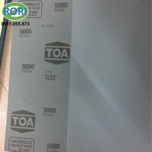 Ở những công đoạn cuối của quá trình xử lý bề mặt, vật liệu chà nhám cần có độ hạt phù hợp để hạn chế tạo thêm các vết xước lớn. Đây cũng là lúc các dòng nhám mịn phát huy vai trò rõ rệt. Giấy nhám mịn L-TOA-P240 với cấp hạt P240 phù hợp cho những công việc cần xử lý bề mặt theo hướng mịn và đồng đều hơn. Giấy nhám có thiết kế dạng tờ, thuận tiện cho việc cầm tay và điều chỉnh kích thước. Đây là lựa chọn có thể đáp ứng nhiều nhu cầu trong sửa chữa, gia công và chuẩn bị bề mặt trước khi hoàn thiện. Sản phẩm còn biết đến là giấy nhám TOA hay giấy nhám nước.