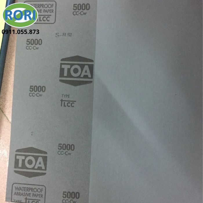 Ở những công đoạn cuối của quá trình xử lý bề mặt, vật liệu chà nhám cần có độ hạt phù hợp để hạn chế tạo thêm các vết xước lớn. Đây cũng là lúc các dòng nhám mịn phát huy vai trò rõ rệt. Giấy nhám mịn L-TOA-P240 với cấp hạt P240 phù hợp cho những công việc cần xử lý bề mặt theo hướng mịn và đồng đều hơn. Giấy nhám có thiết kế dạng tờ, thuận tiện cho việc cầm tay và điều chỉnh kích thước. Đây là lựa chọn có thể đáp ứng nhiều nhu cầu trong sửa chữa, gia công và chuẩn bị bề mặt trước khi hoàn thiện. Sản phẩm còn biết đến là giấy nhám TOA hay giấy nhám nước.