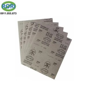 Trong các công việc gia công và sửa chữa, lựa chọn vật liệu mài phù hợp giúp quá trình xử lý thuận tiện hơn. Giấy nhám Fuji là sản phẩm đáng tham khảo cho những nhu cầu chà nhám, làm phẳng và chuẩn bị bề mặt trước khi hoàn thiện. Sản phẩm với thiết kế dạng giấy nhám tờ thuộc thương hiệu Fuji star của Sankyo Rikagaky, có xuất xứ Nhật Bản. Với thiết kế dạng tờ cùng lớp hạt mài Aluminium Oxide, đây là giấy nhám mịn hay giấy nhám đánh bóng đáp ứng nhiều yêu cầu xử lý bề mặt trong thực tế.