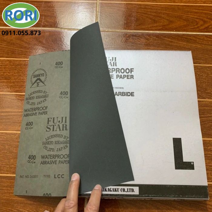 Trong các công việc gia công và sửa chữa, lựa chọn vật liệu mài phù hợp giúp quá trình xử lý thuận tiện hơn. Giấy nhám Fuji là sản phẩm đáng tham khảo cho những nhu cầu chà nhám, làm phẳng và chuẩn bị bề mặt trước khi hoàn thiện. Sản phẩm với thiết kế dạng giấy nhám tờ thuộc thương hiệu Fuji star của Sankyo Rikagaky, có xuất xứ Nhật Bản. Với thiết kế dạng tờ cùng lớp hạt mài Aluminium Oxide, đây là giấy nhám mịn hay giấy nhám đánh bóng đáp ứng nhiều yêu cầu xử lý bề mặt trong thực tế.