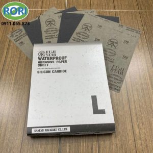 Trong các công việc gia công và sửa chữa, lựa chọn vật liệu mài phù hợp giúp quá trình xử lý thuận tiện hơn. Giấy nhám Fuji là sản phẩm đáng tham khảo cho những nhu cầu chà nhám, làm phẳng và chuẩn bị bề mặt trước khi hoàn thiện. Sản phẩm với thiết kế dạng giấy nhám tờ thuộc thương hiệu Fuji star của Sankyo Rikagaky, có xuất xứ Nhật Bản. Với thiết kế dạng tờ cùng lớp hạt mài Aluminium Oxide, đây là giấy nhám mịn hay giấy nhám đánh bóng đáp ứng nhiều yêu cầu xử lý bề mặt trong thực tế.